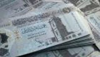 خفض سعر الدينار الليبي 13% مقابل الدولار.. و«المركزي» يحذر من الديون