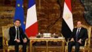 ماكرون يصل مصر.. اتفاقيات مرتقبة وآمال في تهدئة بغزة
