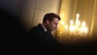 «مأساة الإليزيه» تكشف أسرار ماكرون العطرية لتعزيز نفوذه السياسي