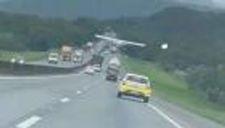 هبوط مفاجئ على طريق سريع بالبرازيل: طائرة تنجو من كارثة على مسافة خطوات