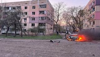 سيارة مشتعلة جراء قصف استهدف مدينة كريفي ريه الأوكرانية