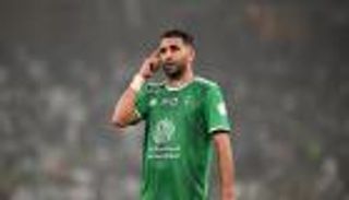 تحت أعين الزوجة.. تدريب عائلي شاق لرياض محرز (فيديو)