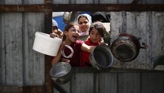 أطفال في غزة ينتظرون وجبة طعام