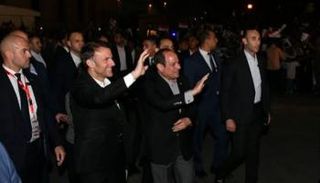 الرئيسان المصري والفرنسي في منطقة خان الخليلي التاريخية في القاهرة