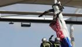 مظلي يصطدم بسقف الملعب.. حادث مرعب يؤخر مباراة 40 دقيقة (فيديو)