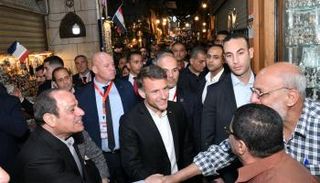 السيسي يصطحب ماكرون في جولة بخان الخليلي