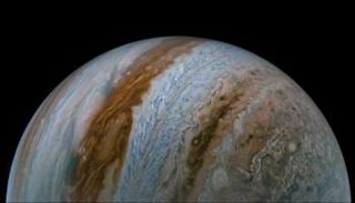عاصفة قوية على كوكب المشتري تسببت في زخات من طين الأمونيا