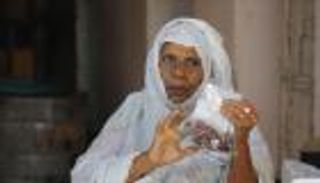 مريم صالح.. يمنية تسخّر نصف عمرها لخدمة المرضى مجاناً