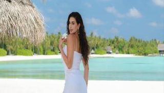 ياسمين صبري تخطف الأنظار بإطلالة بحرية