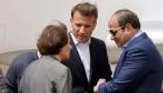 معبر مغلق ومساعدات مكدسة.. جهود مصرية فرنسية لإغاثة غزة