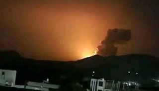 نيران في مواقع حوثية بعد القصف.. أرشيفية