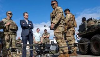 هيغسيث خلال زيارة لقاعدة عسكرية