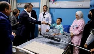السيسي وماكرون يزوران مستشفى العريش
