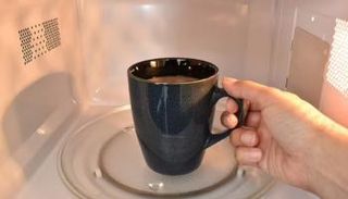 تسخين الشاي في الميكروويف يثير معادلة النكهة والفائدة الصحية