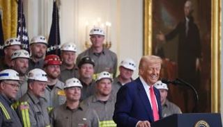 ترامب أمام منصة تحمل عمال مناجم الفحم في البيت الأبيض