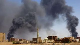 أعمدة الدخان تتصاعد في قلب العاصمة السودانية
