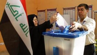 امرأة عراقية تدلي بصوتها في انتخابات سابقة