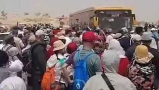 السياح في منطقة الأهرامات