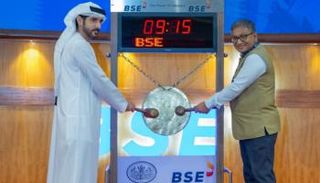 الشيخ حمدان بن محمد بن راشد آل مكتوم يقرع جرس بدء التداول في بورصة بومباي