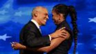 ميشيل أوباما تكسر الصمت وتتحدث عن غيابها وشائعات الطلاق 