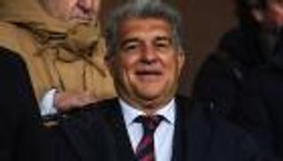 احتفال صاخب.. أبواق سيارة لابورتا المزعجة تحتفل برباعية برشلونة (فيديو)