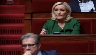 مارين لوبان داخل البرلمان