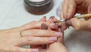 الأظافر الطويلة وراء بعض التهابات الأذن