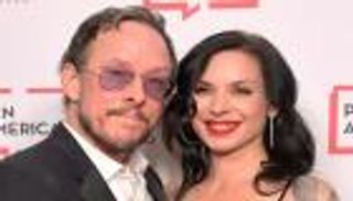 إصابة زوجة موسيقي شهير برصاصة في مواجهة مع الشرطة (فيديو)