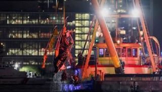 انتشال حطام الهليكوبتر المنكوبة