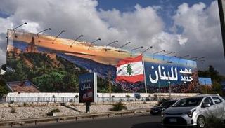 لوحة إعلانية في بيروت تحل محل أخرى لحزب الله 