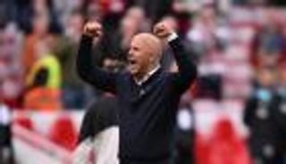 انطلاقة تاريخية.. سلوت يهزم أساطير ليفربول