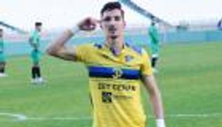 ينتظر دعوة جزائرية.. عادل بولبينة محط صراع إنجليزي