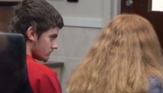 المراهق خلال محاكمته 