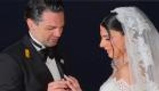 نارين بيوتي تتألق بتصميم فاخر من إيلي صعب في يوم زفافها