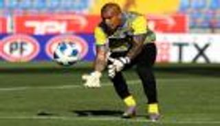 بأغرب طريقة.. حارس يتسبب في استقبال فريقه هدفاً (فيديو)