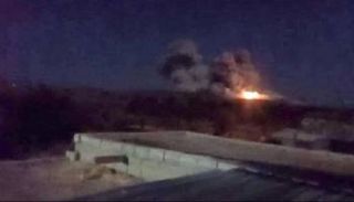 نيران تتصاعد من موقع حوثي بعد قصفه من قبل الولايات المتحدة (متداولة)