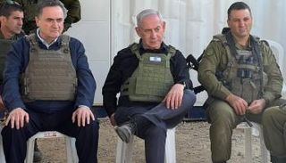 نتنياهو يتوسط وزير الدفاع ورئيس هيئة الأركان العامة