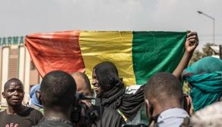 مواطن في باماكو يحمل علم مالي