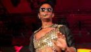 رمضان يرد على الانتقادات بملابس «فرعونية».. ثم يحذف المنشور