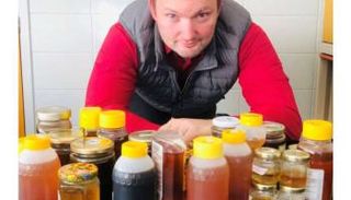 ستيفان باين حلل في اطار الدراسة عينات من العسل للتحقق من مصدرها 