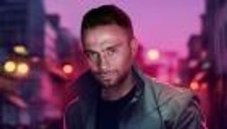 بعد شائعات خطوبته من الأردنية سارة.. حسام حبيب يعود بديو غنائي مع فريدة