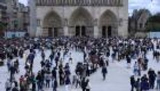 ست سنوات بعد الحريق.. ماكرون يكرم بناة «نوتردام دو باريس»