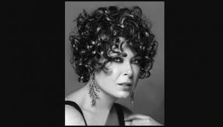  الفنانة أنوشكا