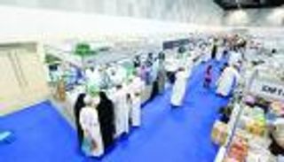 معرض مسقط للكتاب يتحدى حرارة الصيف بشغف القرّاء