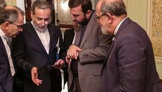 وزير خارجية إيران يتحدث مع أعضاء وفده بعد اجتماع مسقط