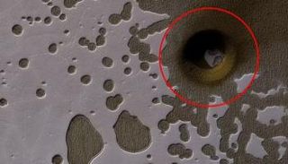  صورة لثقب ضخم على سطح المريخ