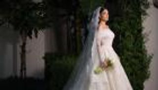 نارين بيوتي تغني مع عاصي الحلاني في ليلة زفافها بحضور شقيقتيها