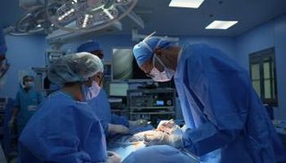 عملية جراحية بدولة الإمارات