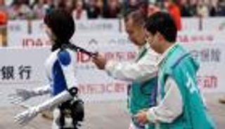 بمشاركة 10 آلاف شخص.. ماراثون يجمع الروبوتات والبشر في الصين