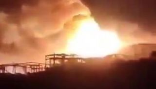 تصاعد النيران جراء الغارات الأمريكية على مواقع للحوثي 